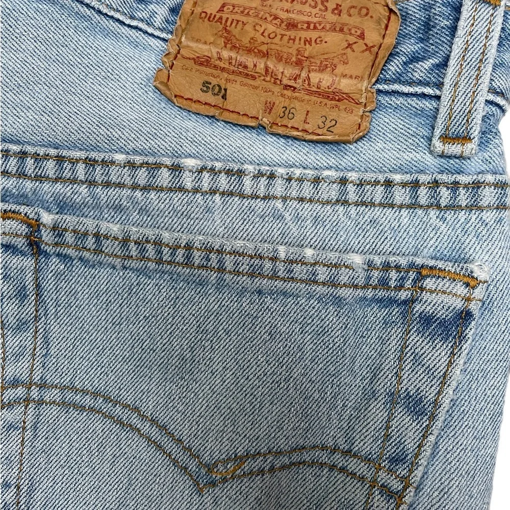 Vintage Levi’s 501 button fly light wash distressed cotton jeans size 36x32 - Picture 7 of 11